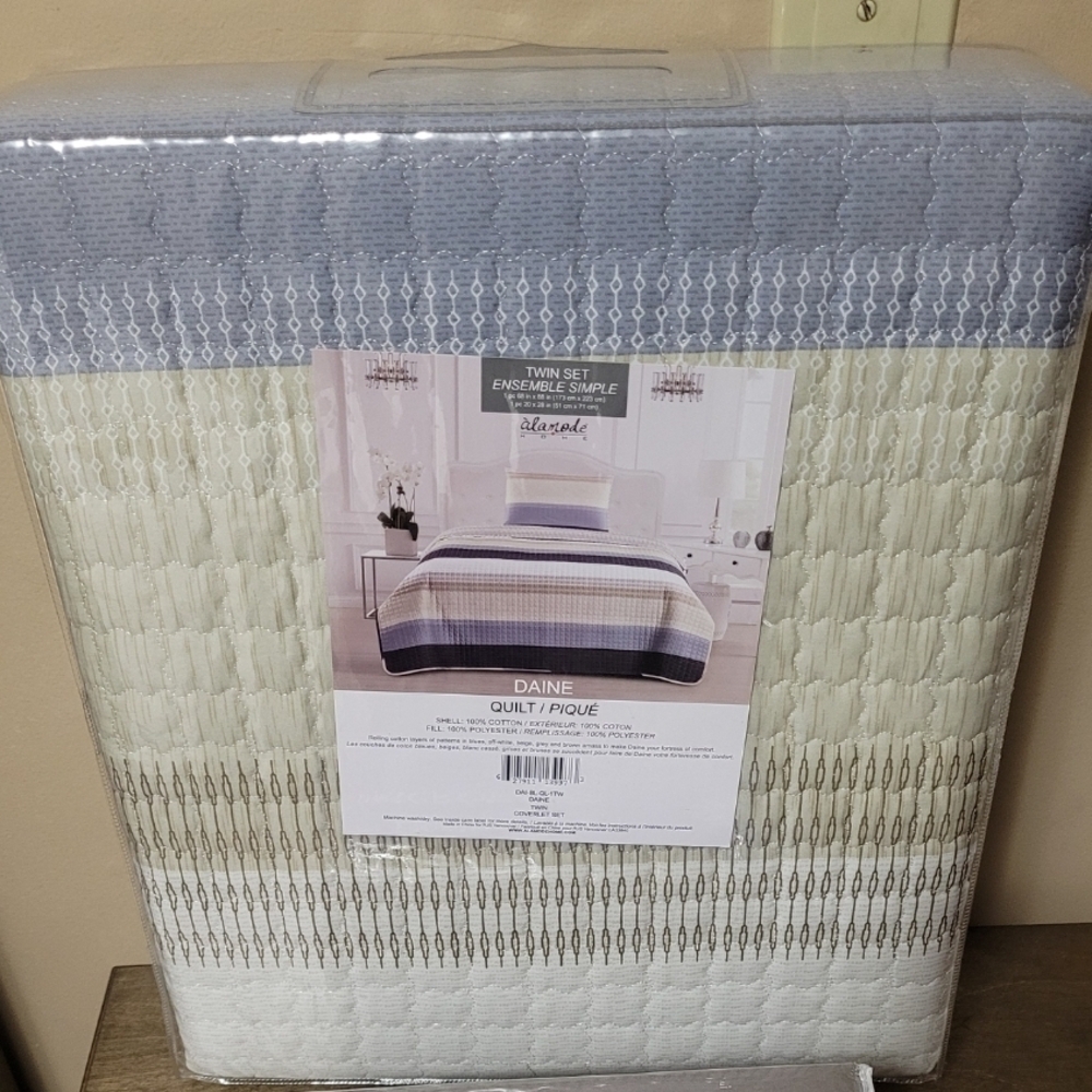 Dakine Quilt Set in Gray and Cream